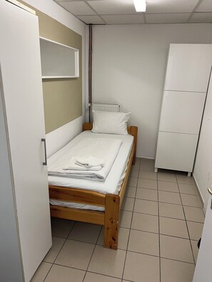 Basic Quadruple Room, Courtyard View | Free WiFi, bed sheets - Hotel Passion by Julie & Ferienwohnunge (Berlin)