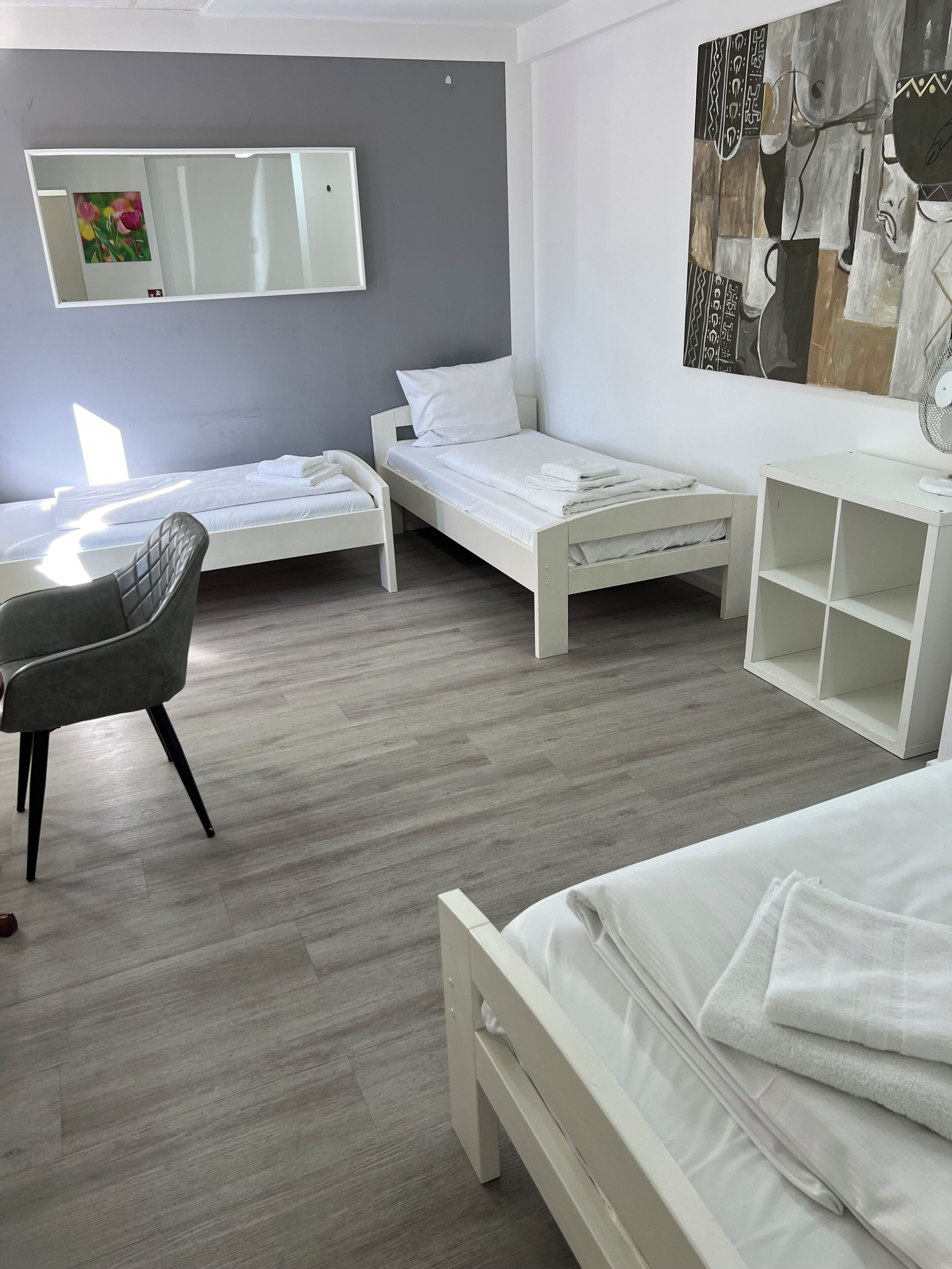 Basic-Vierbettzimmer, Blick auf den Innenhof | Kostenloses WLAN, Bettwäsche