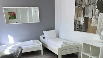 Basic-Vierbettzimmer, Blick auf den Innenhof | Kostenloses WLAN, Bettwäsche