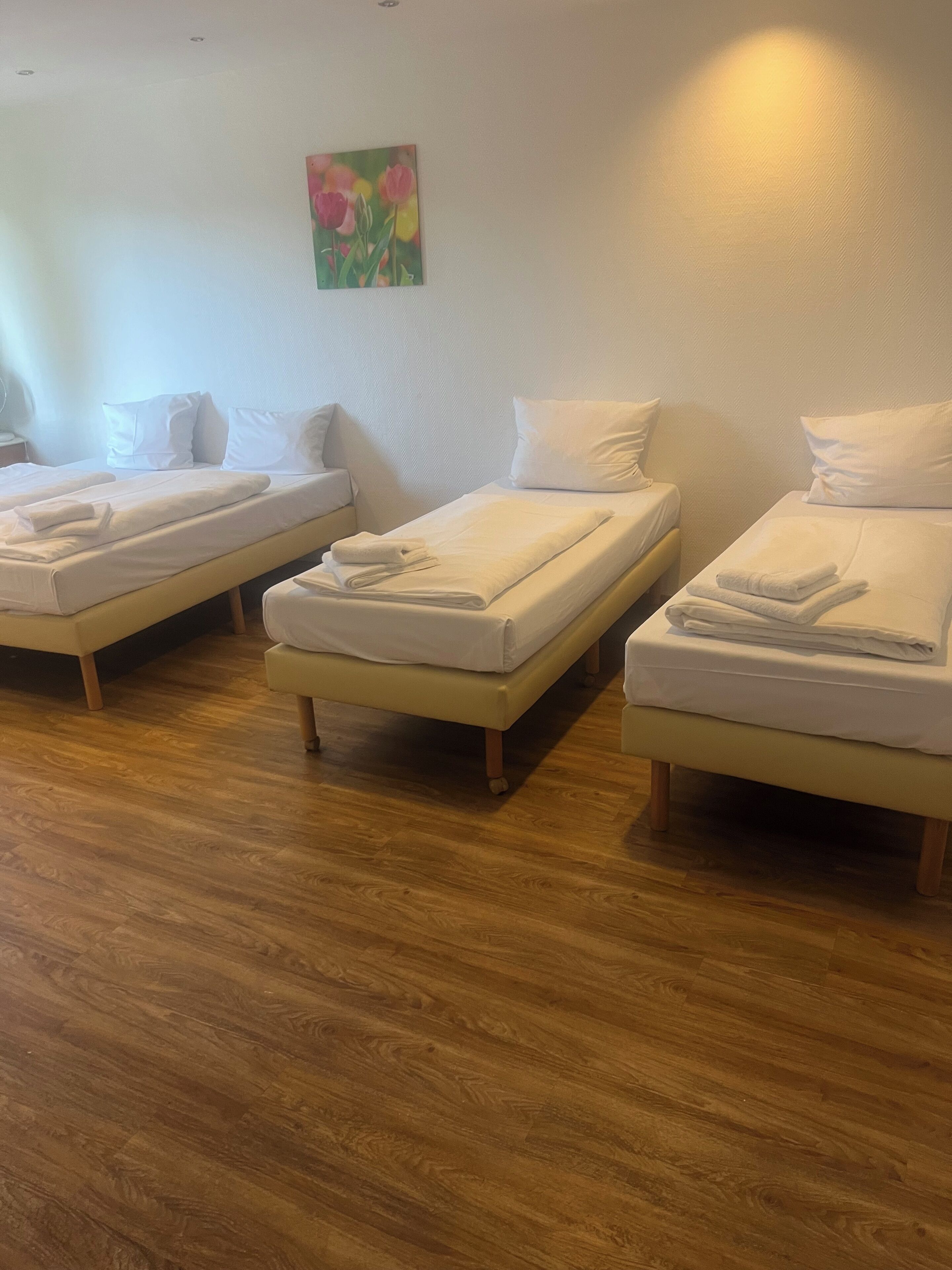 Basic-Vierbettzimmer, Blick auf den Innenhof | Kostenloses WLAN, Bettwäsche