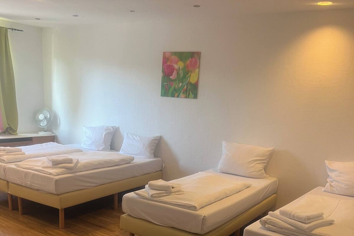 Basic-Vierbettzimmer, Blick auf den Innenhof | Kostenloses WLAN, Bettwäsche