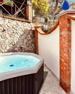 Outdoor spa tub - Vrbo Property (Campania)