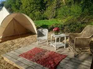 Terrace/patio - Inuit tent for 2 adults and 2 children, in 45 ha of unspoilt nature (Ploërdut)