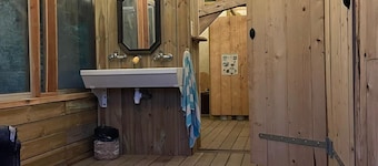 Tente inuit pour 2 adultes et 2 enfants, dans 45 ha de nature préservée