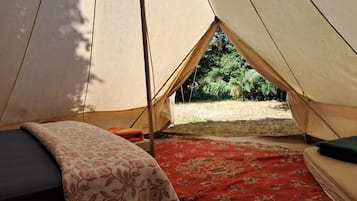 1 bedroom, travel crib