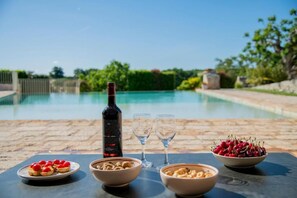 Seasonal outdoor pool, pool umbrellas, sun loungers - Trulli Arco Antico (Locorotondo)