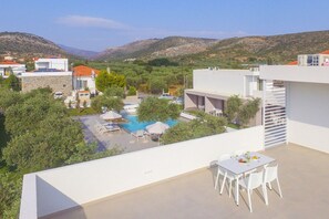 ファミリー デュープレックス プールビュー | 屋外ダイニングエリア