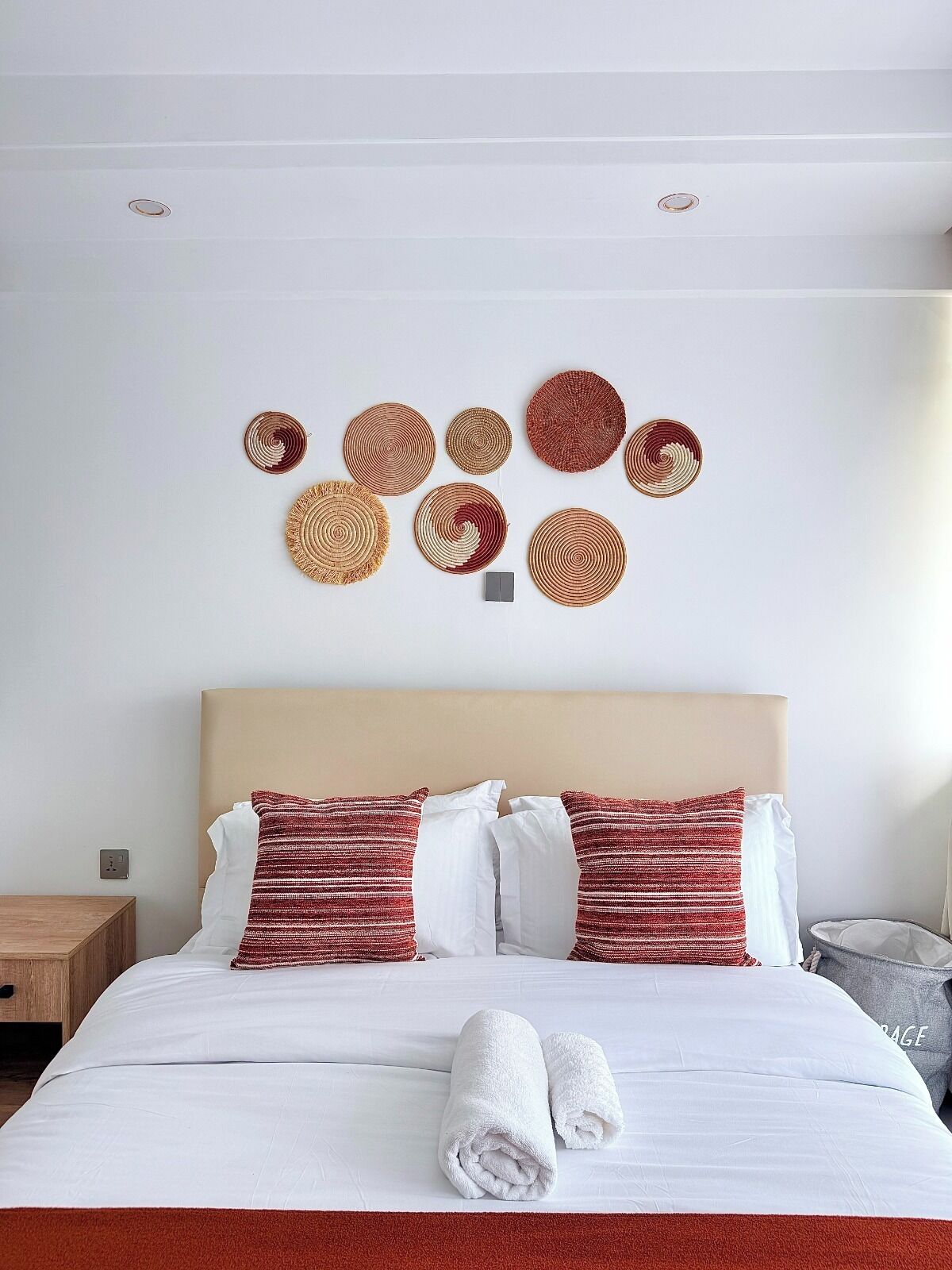 Une chambre d’hôtel avec un lit, des oreillers et des éléments de décoration murale.