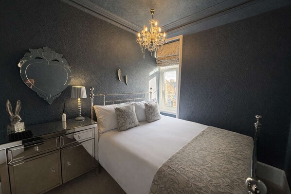 5 bedrooms, iron/ironing board, WiFi, bed sheets