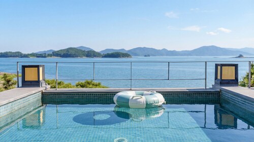 Sacheon Bireong Pool Villa
