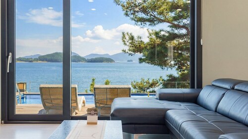 Sacheon Bireong Pool Villa