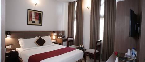 Deluxe Double Room, City View | In-room safe, soundproofing, iron/ironing board (on request)