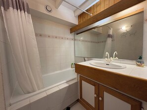 Hair dryer, soap, toilet paper - 4-person apartment, 50 m from the beach (Saint-Palais-sur-Mer)