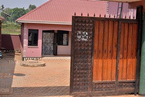 Exterior detail - Serene Executive Studio in Kinubi – Wi-Fi, Kitchenette, Smart TV and lounge (Hoima City)