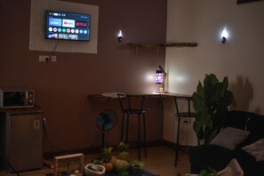 Living area - Serene Executive Studio in Kinubi – Wi-Fi, Kitchenette, Smart TV and lounge (Hoima City)