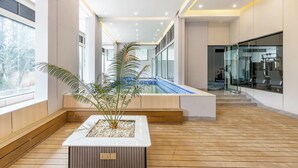 Indoor pool - Modern Apartment w/great view,pool and gym,5 mins walk to the shopping centre (Nairobi)