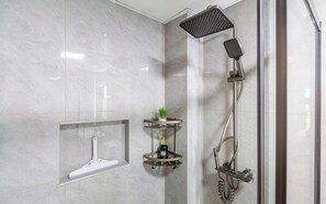 Toallas, jabón, papel de baño 