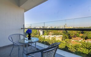 Outdoor dining - Modern Apartment w/great view,pool and gym,5 mins walk to the shopping centre (Nairobi)