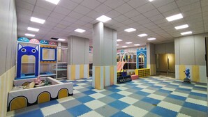 Children’s area - Modern Apartment w/great view,pool and gym,5 mins walk to the shopping centre (Nairobi)
