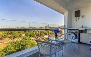 Outdoor dining - Modern Apartment w/great view,pool and gym,5 mins walk to the shopping centre (Nairobi)