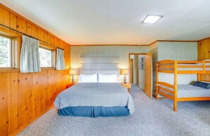 2 soverom, skrivebord, strykejern/-brett og reiseseng for barn