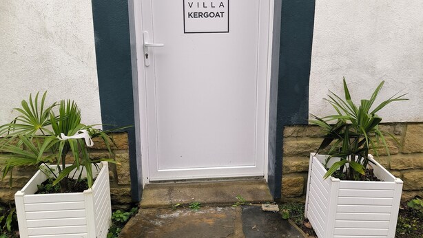 Een witte deur met een bord waarop 