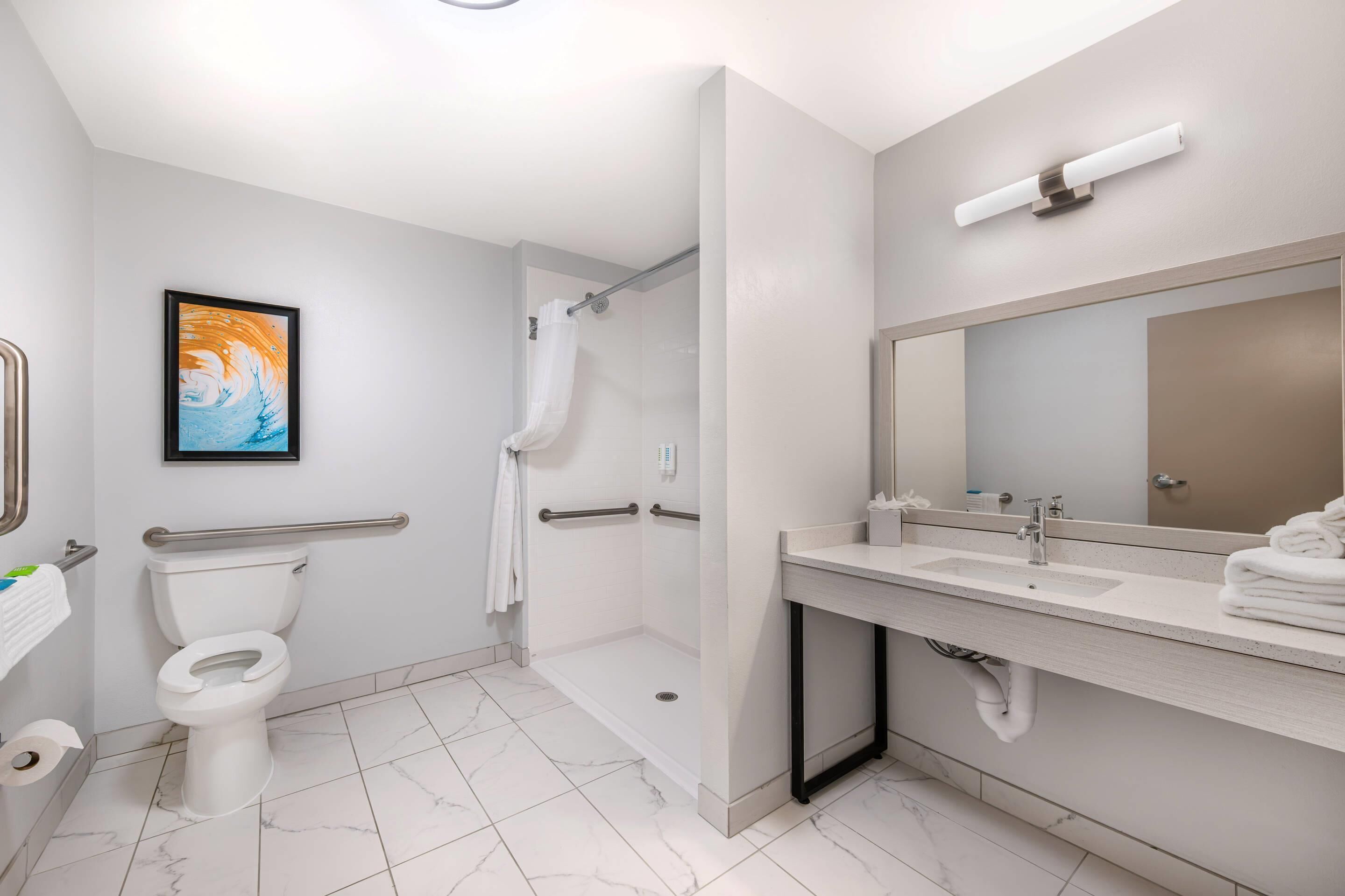 Ein modernes Badezimmer mit Toilette, Dusche und Waschbecken.