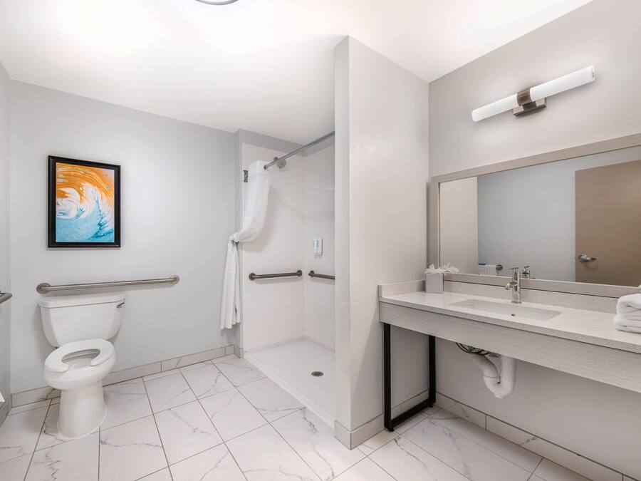 Ein modernes Badezimmer mit Toilette, Dusche und Waschbecken.