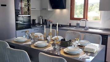 Villa, Mountain View | Private kitchen