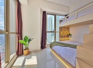 Apartamento, 2 habitaciones, vistas a la ciudad | Escritorio, tabla de planchar con plancha, wifi gratis