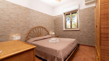 6 bedrooms, iron/ironing board, WiFi, bed sheets