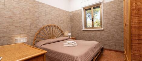 6 bedrooms, iron/ironing board, WiFi, bed sheets