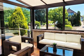 Terrace/patio - Mini apartment in the basement with free bed linen - ideal for one night - (Scharbeutz)