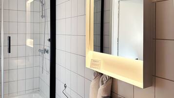 Dusche, Haartrockner, Handtücher