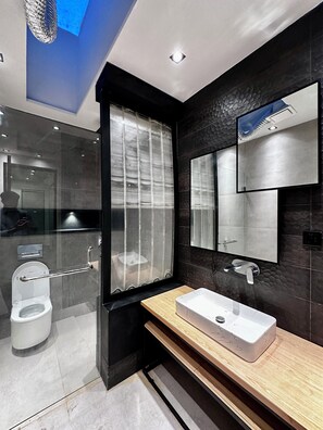 Hair dryer, towels, soap, toilet paper - Modern Luxury, Entire House 4-Bedrooms in DHA (Lahore)