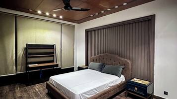 4 bedrooms, iron/ironing board, internet, bed sheets