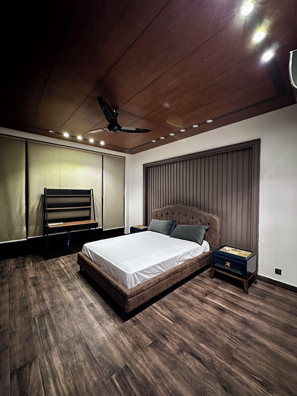 4 bedrooms, iron/ironing board, Internet, bed sheets - Modern Luxury, Entire House 4-Bedrooms in DHA (Lahore)