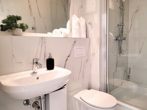 Douche, sèche-cheveux, serviettes fournies