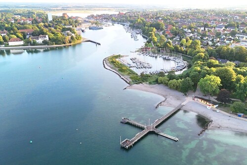 Charmantes Appartement am Hafen mit gratis Bettwäsche-Paket und Terrasse -