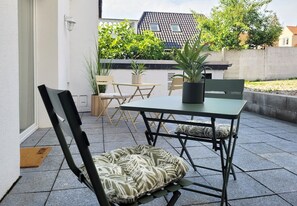 Outdoor dining - Romantic apartment by the harbor with free bed linen package and terrace - (Neustadt in Holstein)