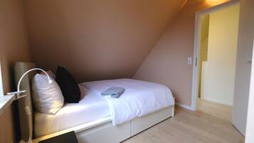 5 bedrooms, iron/ironing board, WiFi, bed sheets