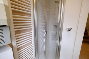 Shower, hair dryer, towels - Mattis Hüs - Quietly situated semi-detached house Mattis Hüs. With garden and (Sylt)