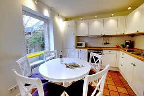 Fridge, microwave, oven, stovetop - Mattis Hüs - Quietly situated semi-detached house Mattis Hüs. With garden and (Sylt)