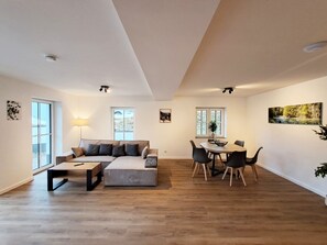 TV - Vacation apartment Wiesengrün: 97 m², terrace, 2 bathrooms, WLAN, dog allowed - Smart (Winterberg)