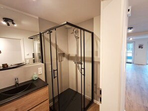 Shower, hair dryer, towels, soap - Vacation apartment Wiesengrün: 97 m², terrace, 2 bathrooms, WLAN, dog allowed - Smart (Winterberg)