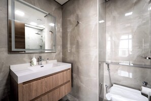 Shower, hair dryer, towels - Free housekeeping visits during your stay - StayShort - Modern 2BR Retreat in Dubai South for 6 (Dubai South)