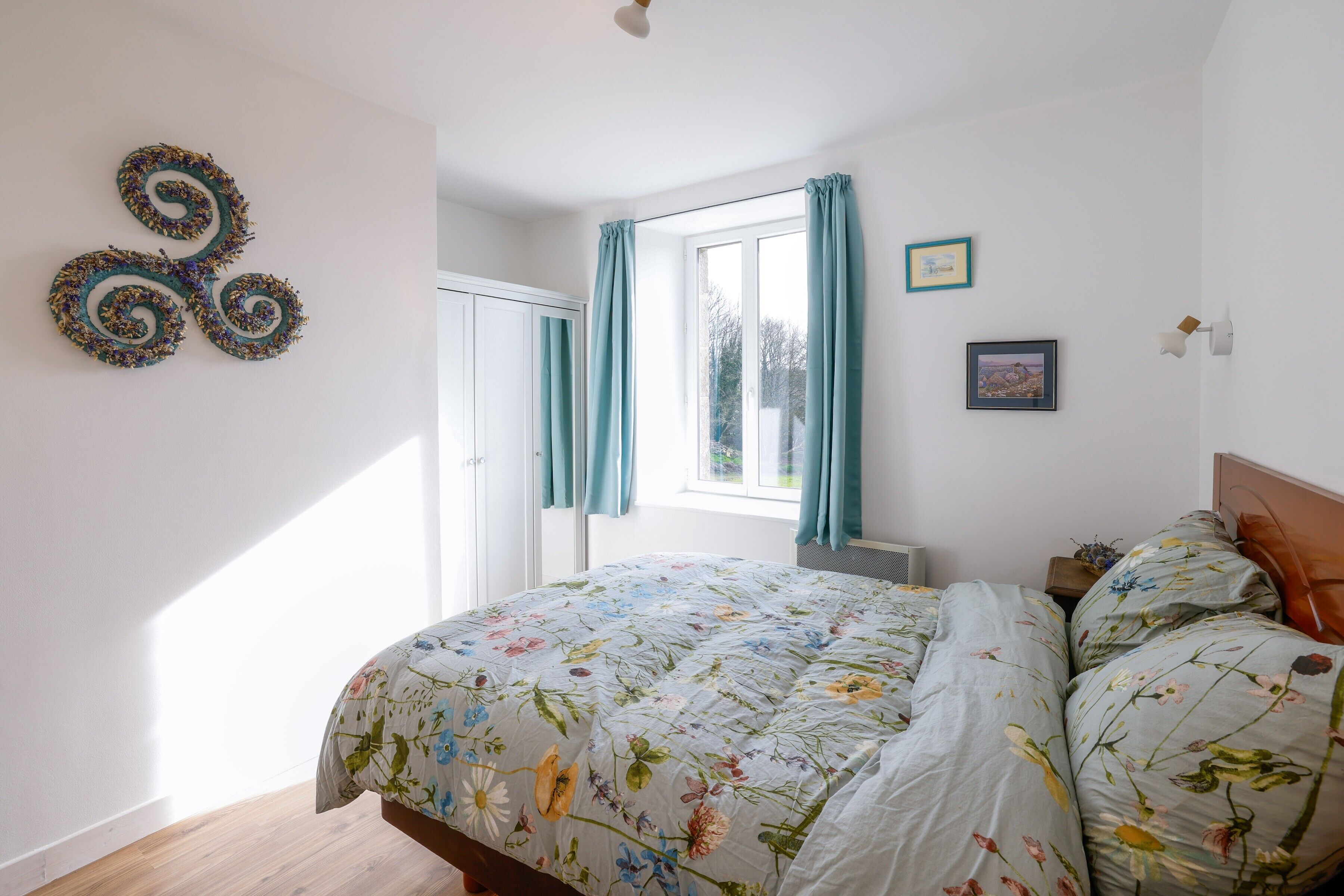 2 bedrooms, bed sheets