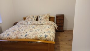 Room - Guest Room “Chambre Calendula Pleine Nature” with Shared Garden and Wi-Fi (Plougonven)