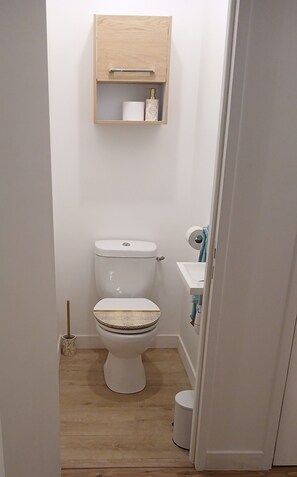 Bathroom - Guest Room “Chambre Calendula Pleine Nature” with Shared Garden and Wi-Fi (Plougonven)