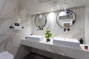 Shower, hair dryer, towels, toilet paper - Ocean Luxe Apartment (Split)